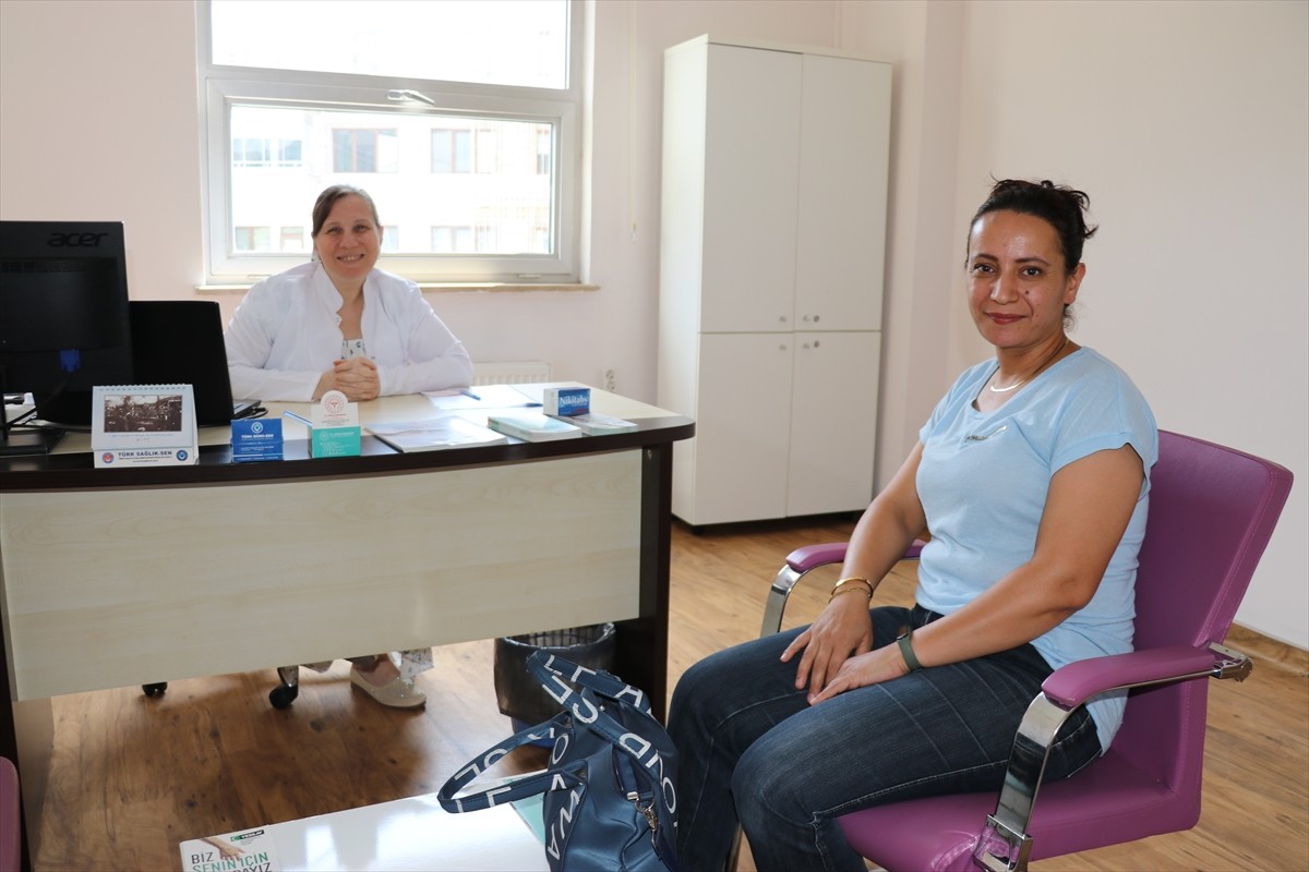 Amasya'da yaşayan 37 yaşındaki evli ve 3 çocuk annesi Menşure Çanak (sağda), çocuklarının isteği...