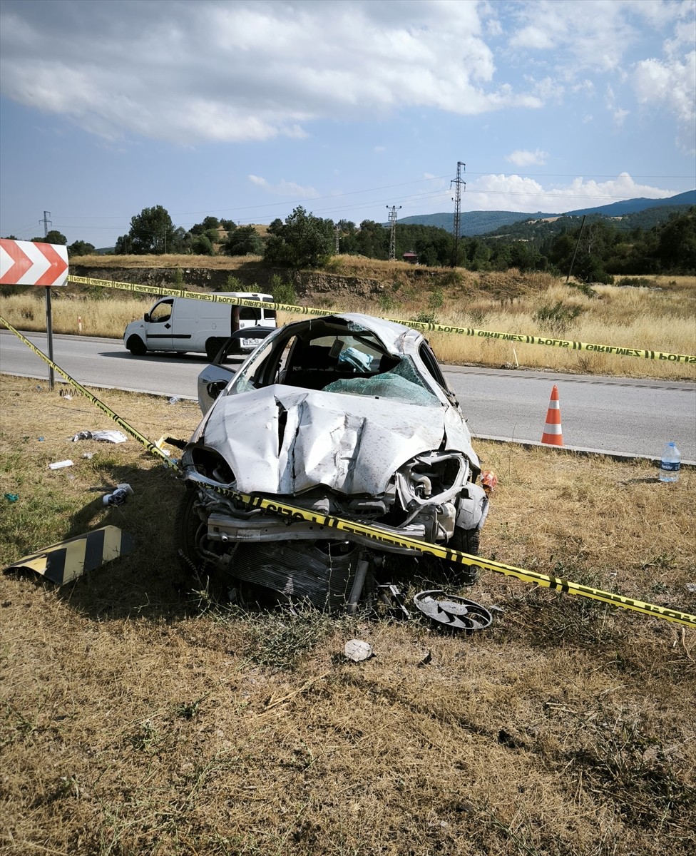 Amasya'nın Gümüşhacıköy ilçesinde devrilen otomobildeki 1 çocuk öldü, 4 kişi yaralandı. İhbar...