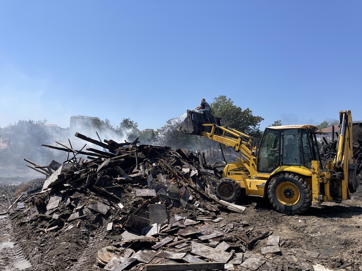 Amasya'nın Merzifon ilçesinde kereste deposunda çıkan yangın söndürüldü.