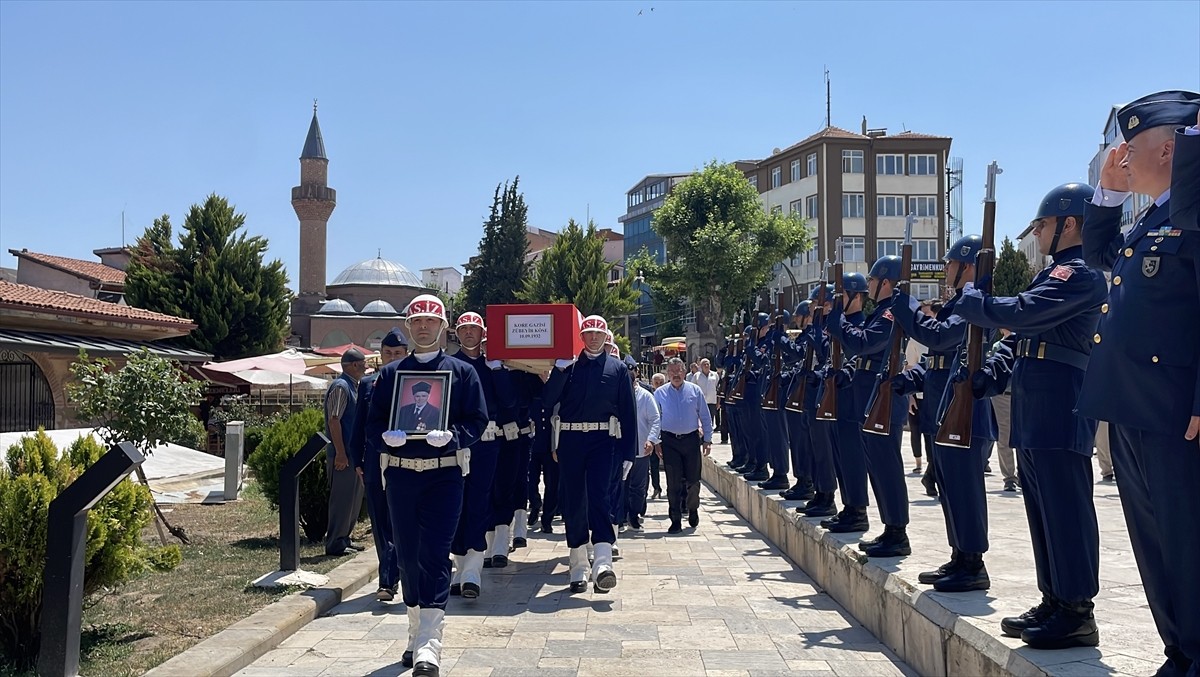 Amasya'nın Merzifon ilçesinde vefat eden Kore gazisi 93 yaşındaki Zübeyir Köse'nin cenazesi...