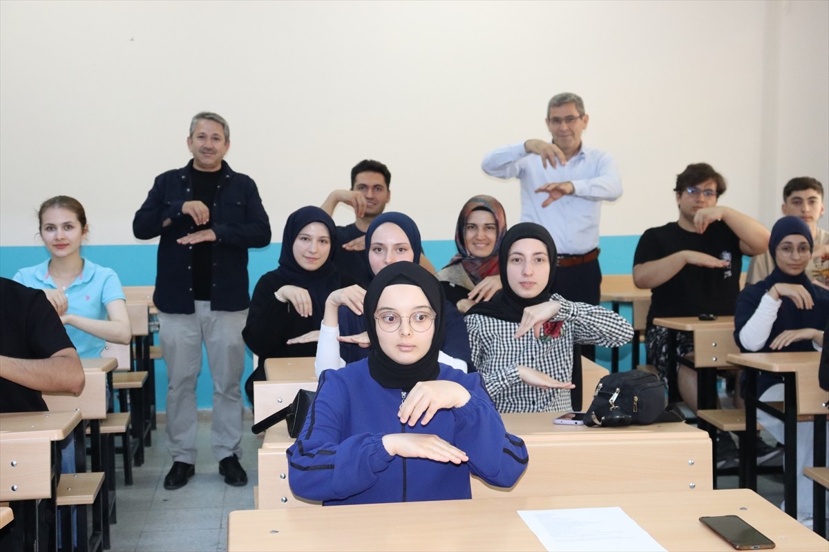 Amasya Şehit Mehmet Gök Halk Eğitimi Merkezi'nde açılan kursta 25 kursiyer, işaret dilini...