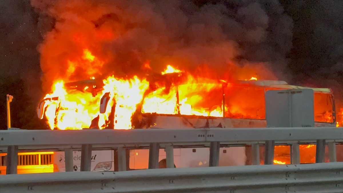 Anadolu Otoyolu'nun Düzce kesiminde seyir halindeki yolcu otobüsünde çıkan yangın nedeniyle...