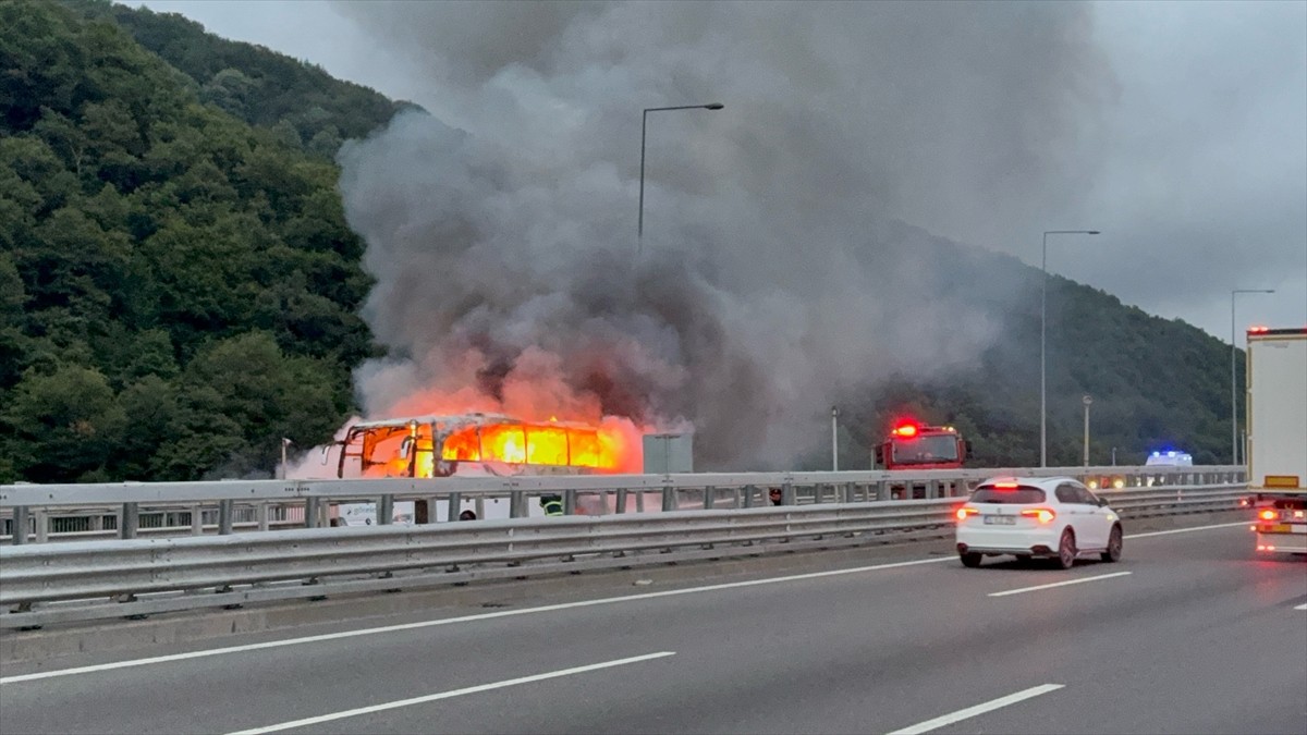 Anadolu Otoyolu'nun Düzce kesiminde seyir halindeki yolcu otobüsünde çıkan yangın nedeniyle...