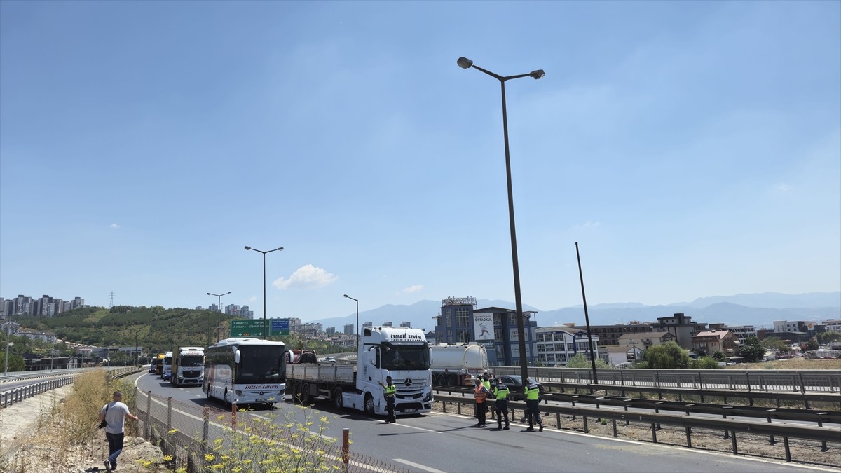 Anadolu Otoyolu'nun Kocaeli kesiminde 4 kişinin yaralandığı zincirleme trafik kazası, ulaşımda...