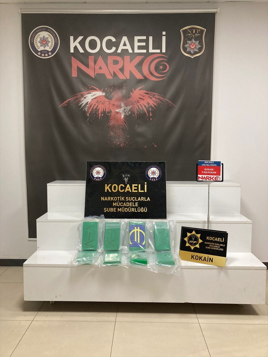 Anadolu Otoyolu'nun Kocaeli kesiminde durdurulan kamyonetin kasasında 9 kilogram kokain ele...