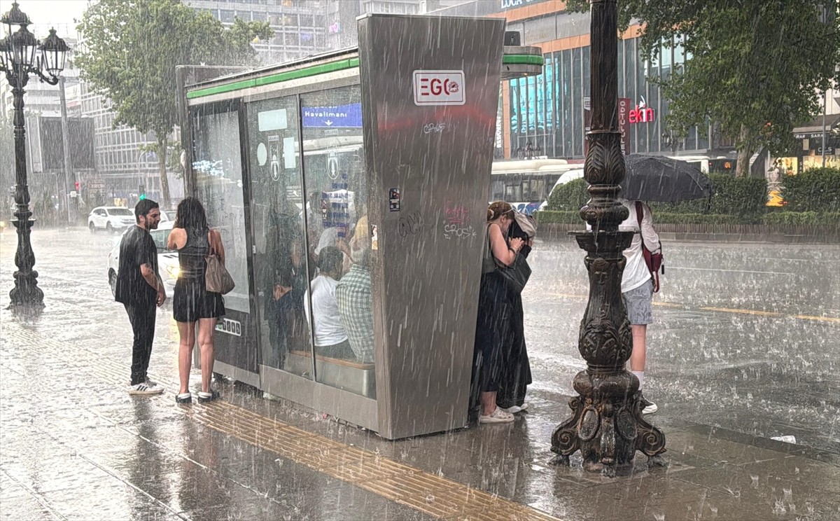Ankara'da akşam saatlerinde başlayan sağanak, 15 Temmuz Kızılay Milli İrade Meydanı'nda da...