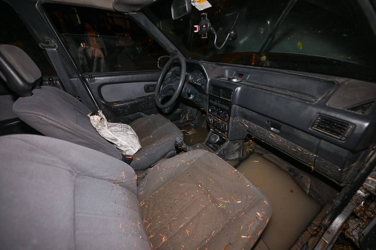 Ankara'da akşam saatlerinde yağmur etkili oldu. Yağışın etkili olduğu bölgelerde bazı araçların...