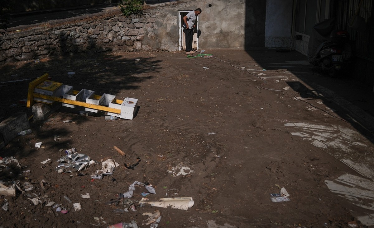 Ankara'da etkili olan sağanağın ardından ev ve iş yerleri zarar gören vatandaşlar kendi...