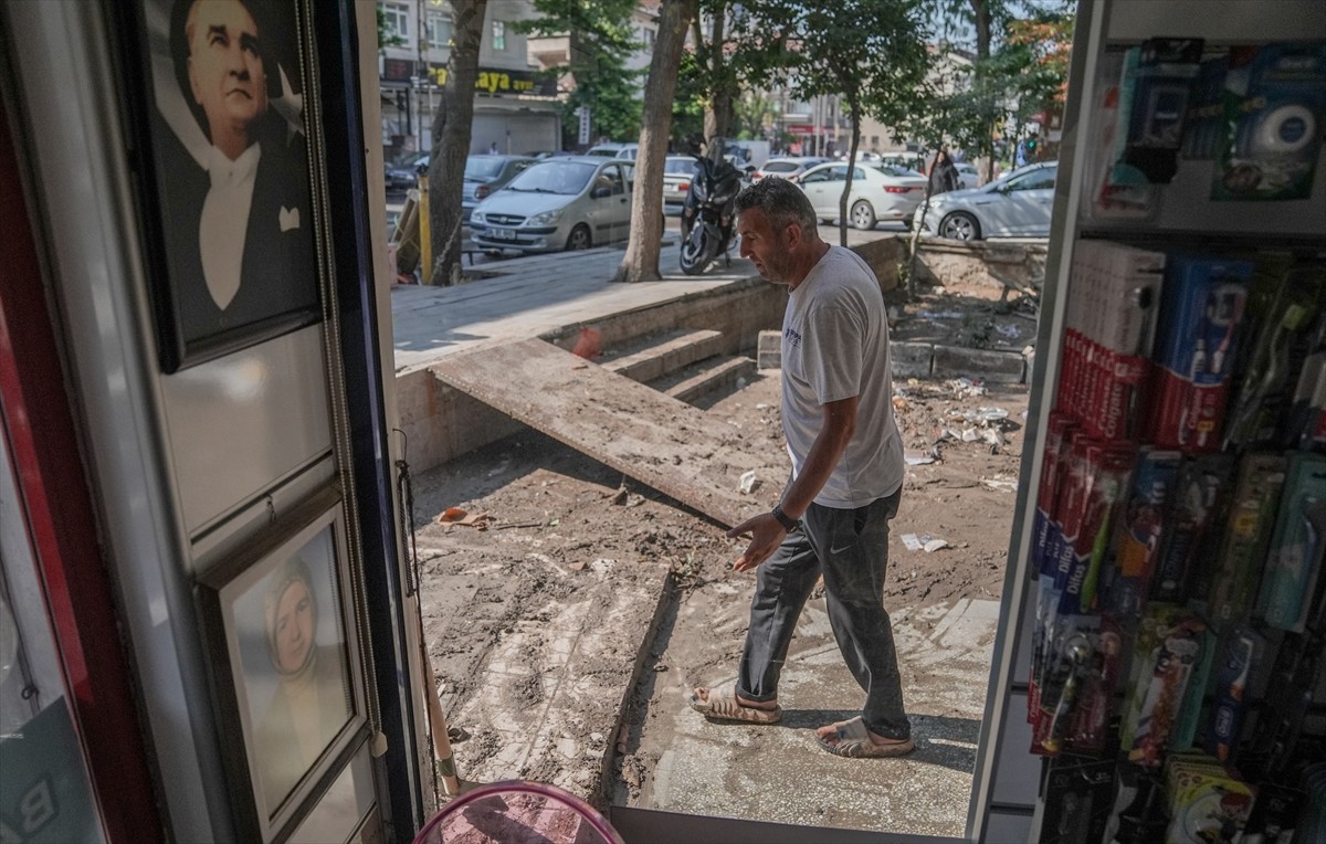 Ankara'da etkili olan sağanağın ardından ev ve iş yerleri zarar gören vatandaşlar kendi...