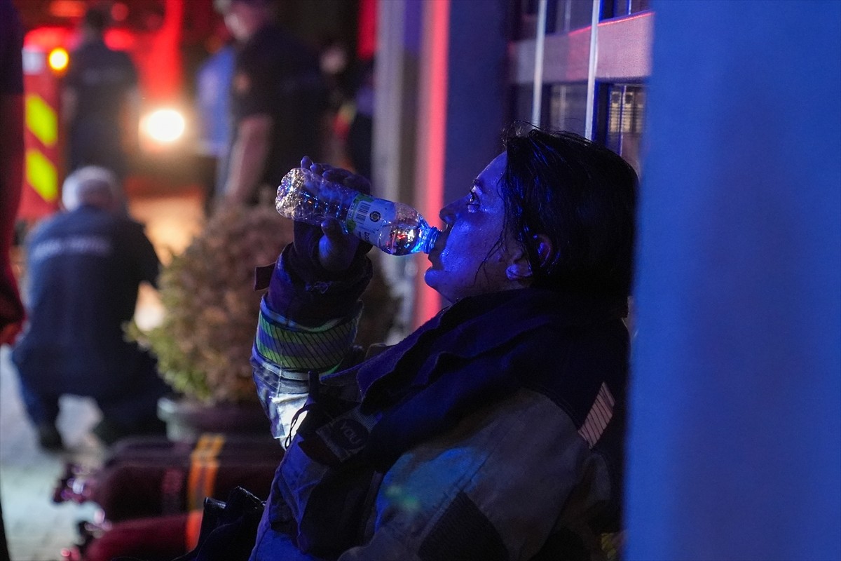 Ankara'nın Çankaya ilçesinde 26 katlı bir binada çıkan yangına itfaiye ekiplerinin müdahalesi...