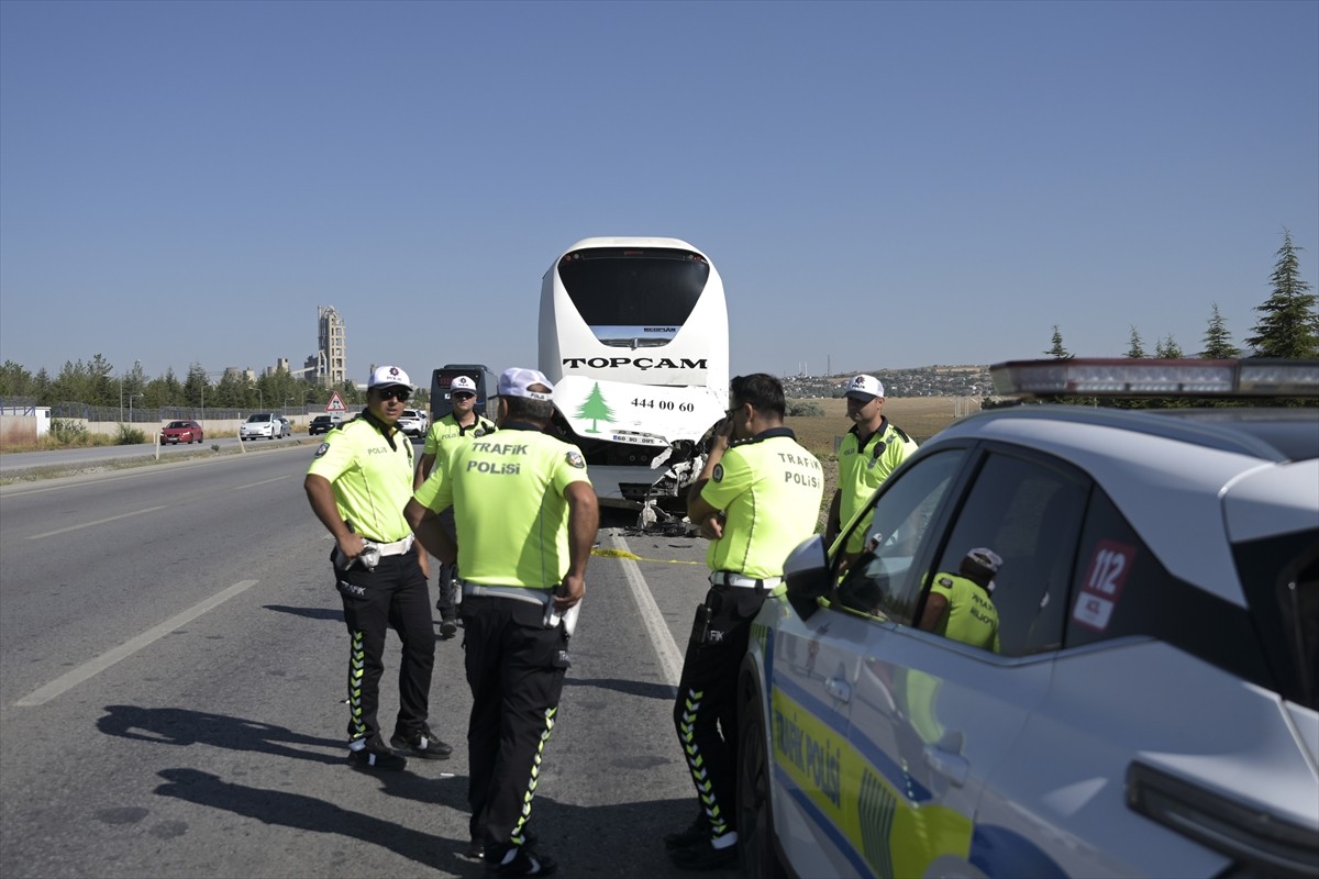 Ankara'nın Elmadağ ilçesinde meydana gelen trafik kazasında 2 kişi hayatını kaybetti, 1 kişi...