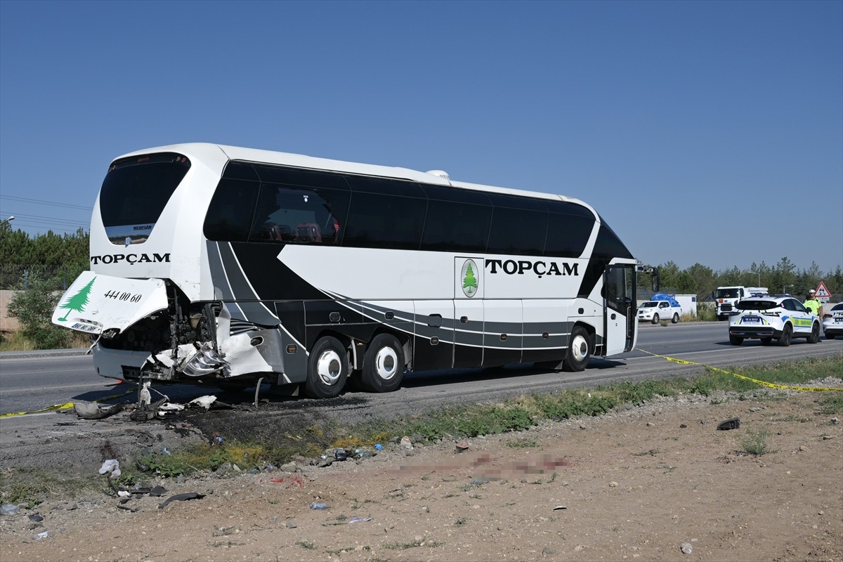 Ankara'nın Elmadağ ilçesinde meydana gelen trafik kazasında 2 kişi hayatını kaybetti, 1 kişi...