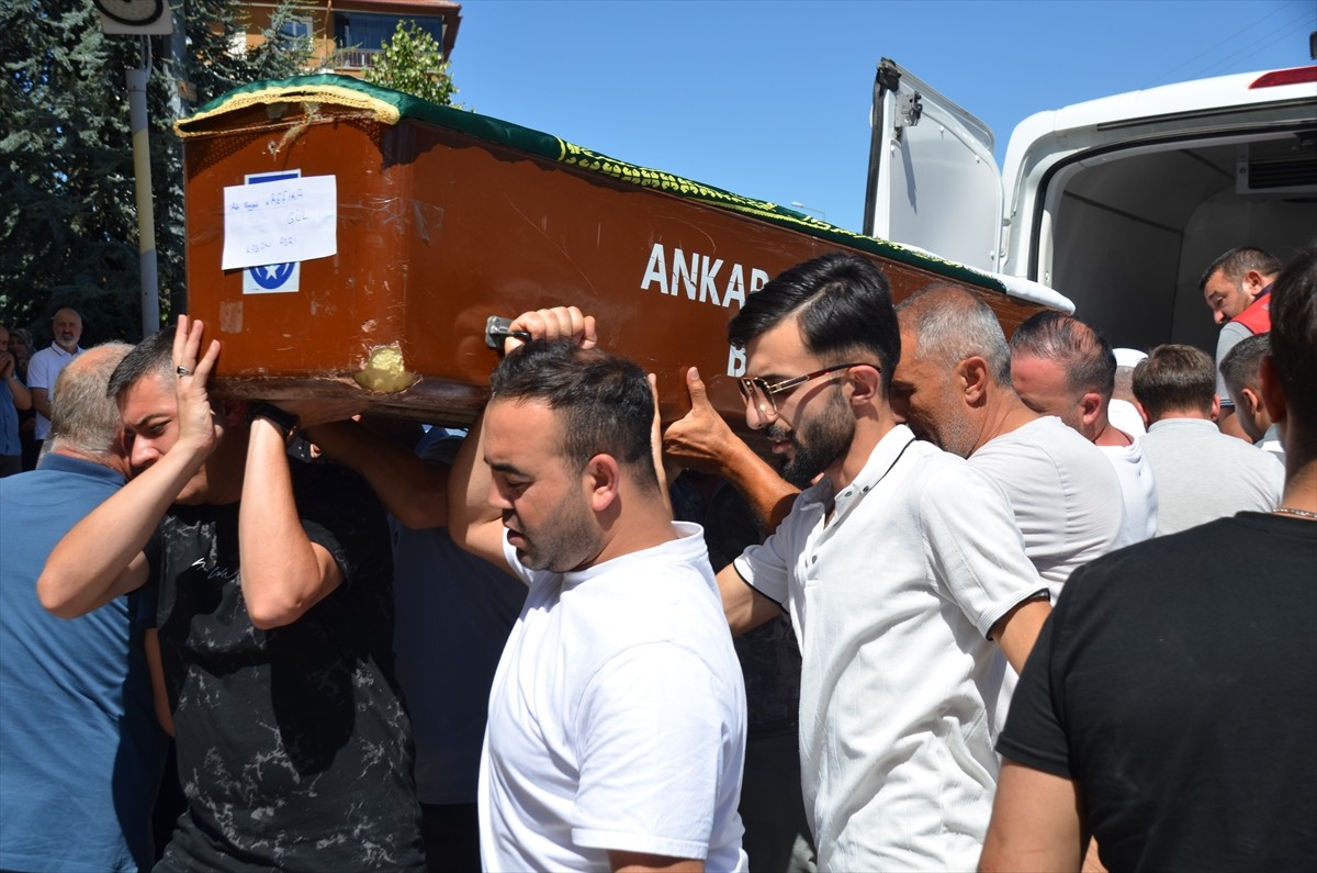 Ankara'nın Kahramankazan ilçesinde dün iki otomobilin çarpışması sonucu hayatını kaybeden 3 kişi...