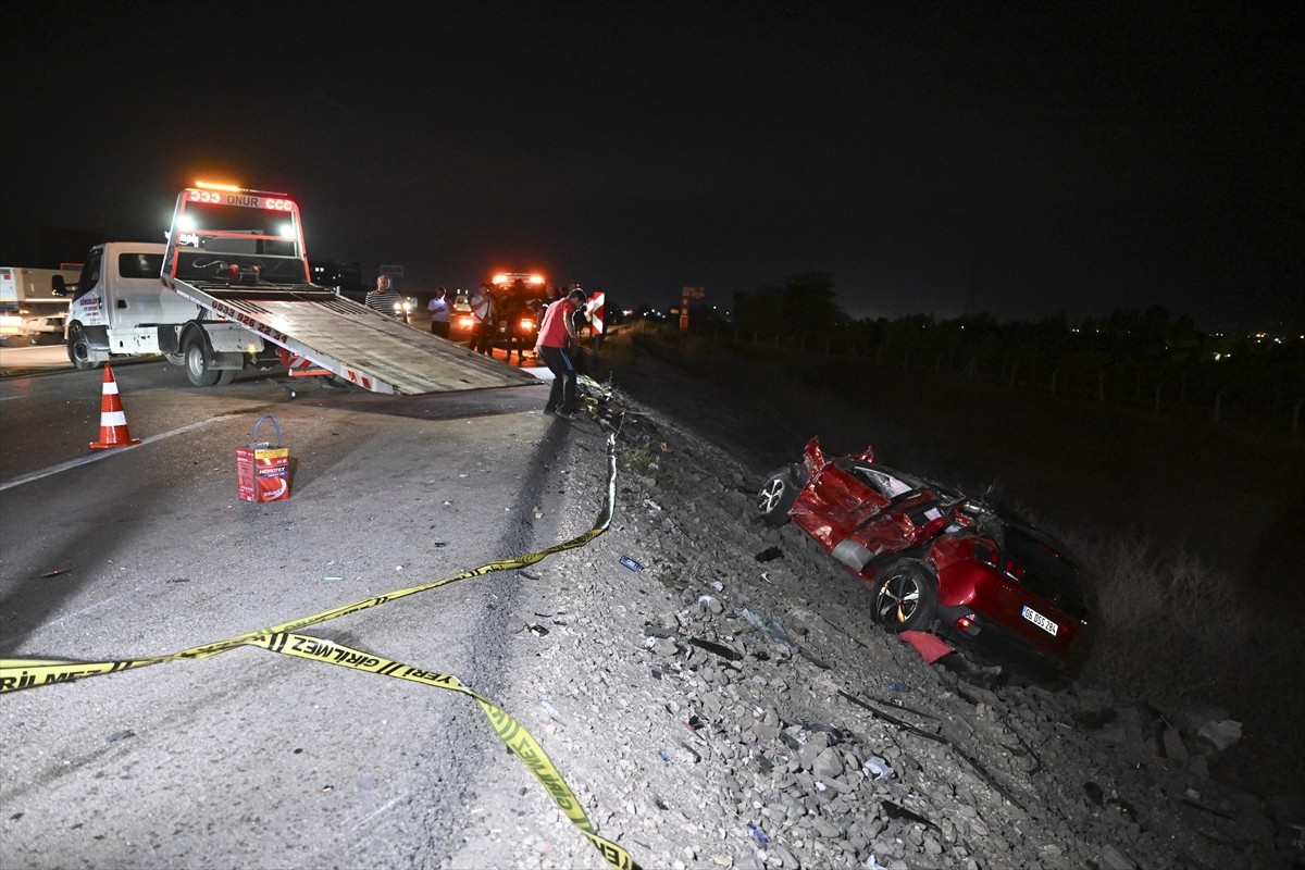 Ankara'nın Kahramankazan ilçesinde iki otomobilin çarpışması sonucu 3 kişi öldü, 2 kişi...