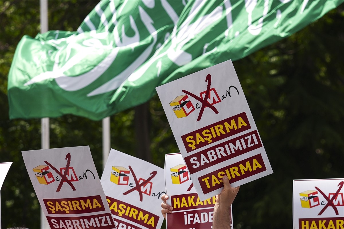 Ankara İnanç Özgürlüğü Platformu üyeleri, Hazreti Muhammed'in karikatür çizimini yayımlayan Leman...