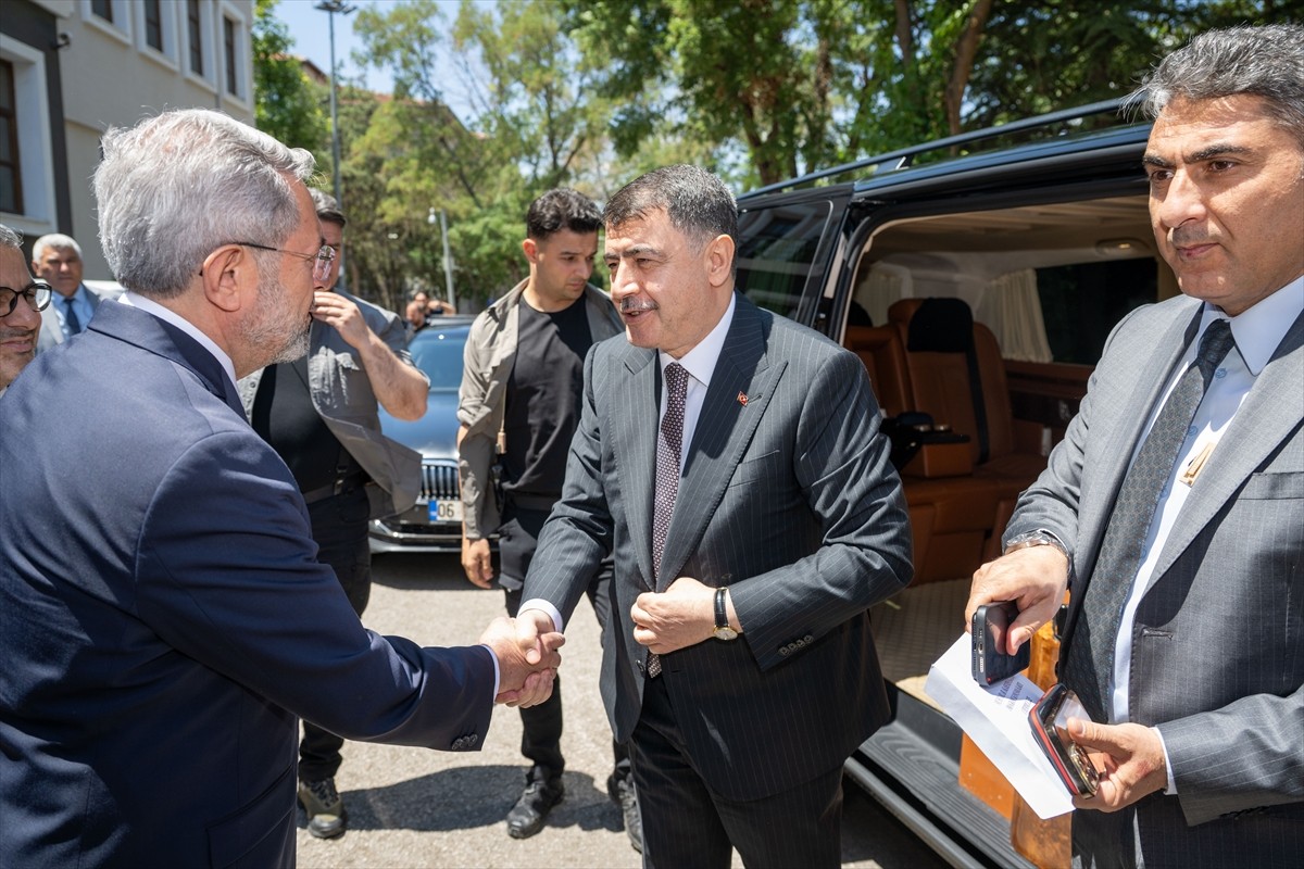 Ankara Valisi Vasip Şahin, Ankara Valiliği ile Ankara Üniversitesi işbirliğinde hayata geçirilen...