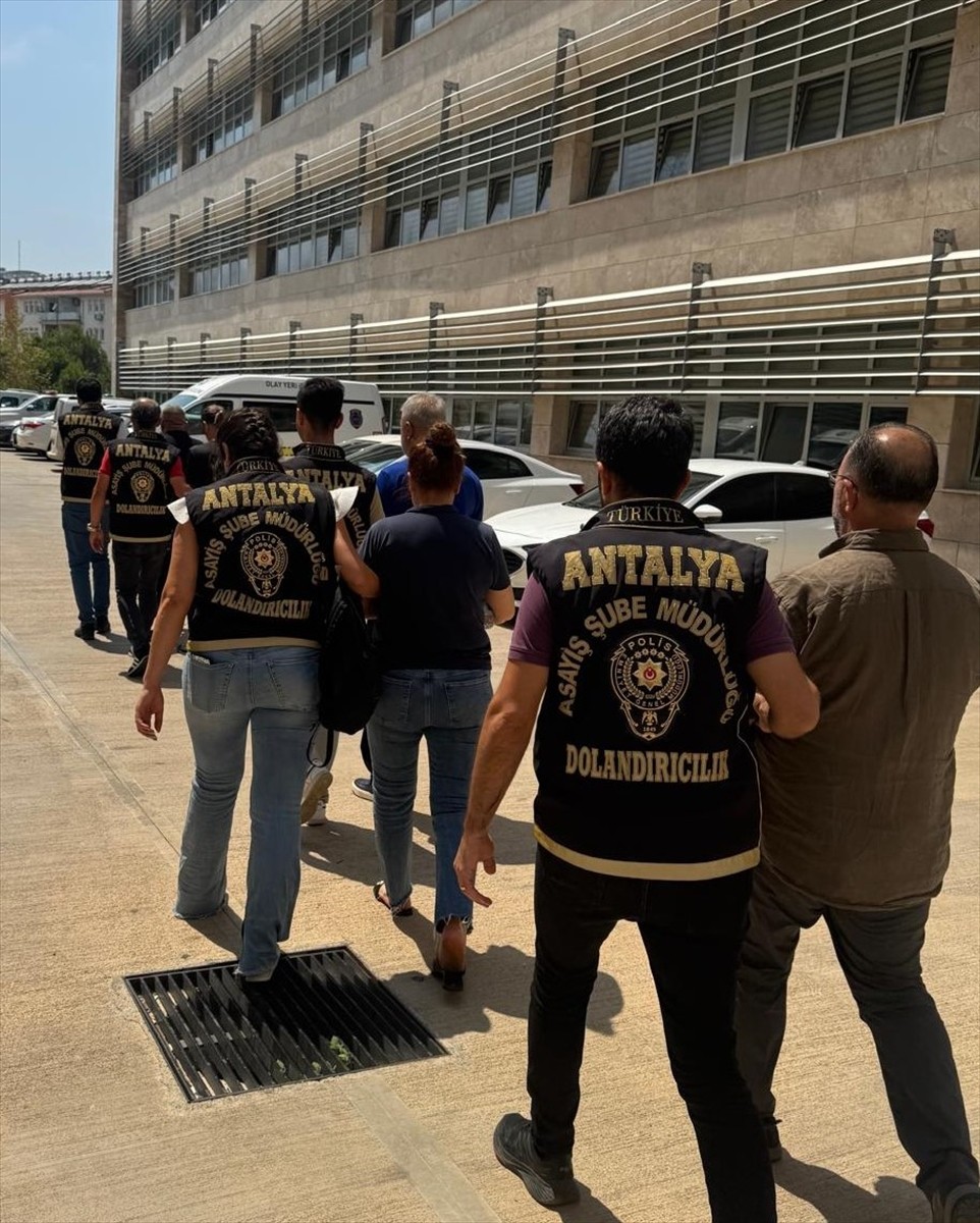 Antalya'da dolandırıcılık operasyonunda yakalanan 5 şüpheliden 2'si tutuklandı, 3'ü adli kontrol...