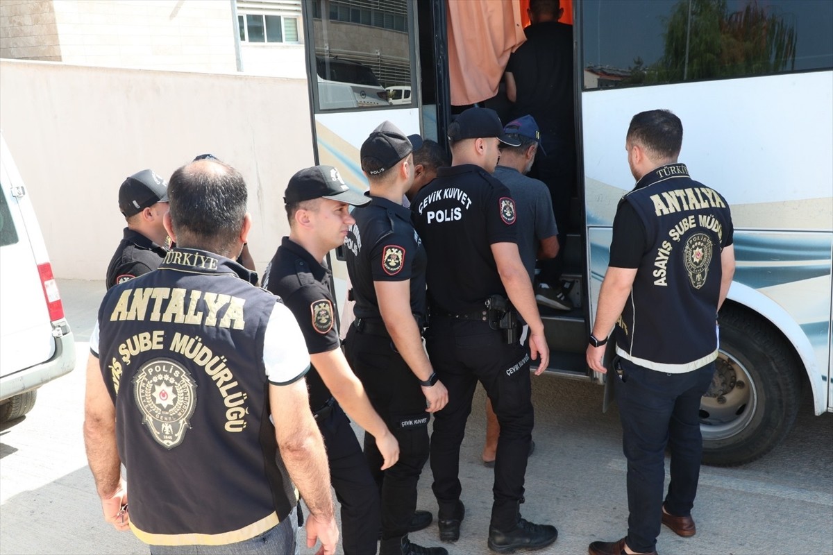 Antalya'da düzenlenen operasyonda, hakkında kesinleşmiş hapis cezası bulunan 30 kişi...