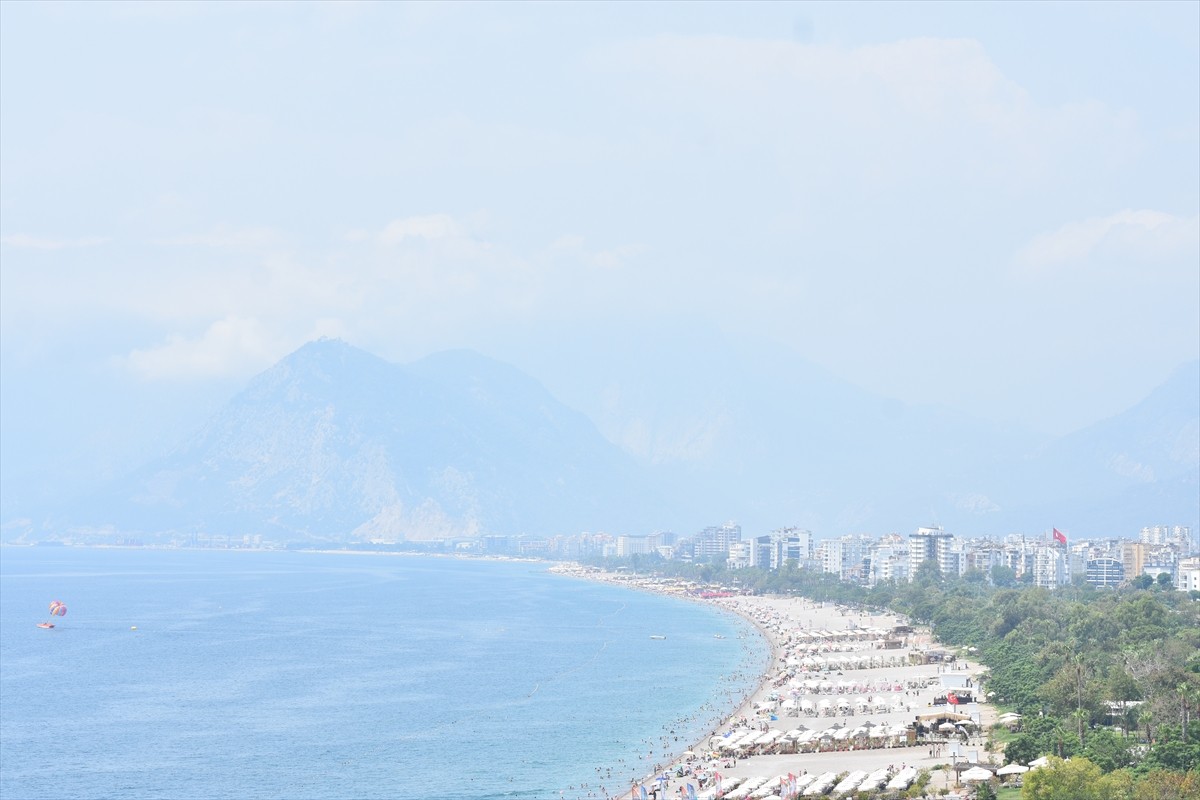 Antalya'da yüzde 80'e ulaşan nemden ve yüksek sıcaklıktan bunalanlar, sahillerde yoğunluk...