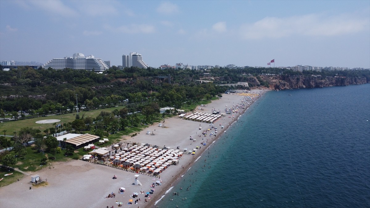 Antalya'da yüzde 81'e ulaşan nemden ve yüksek sıcaklıktan bunalanlar, sahillerde yoğunluk...