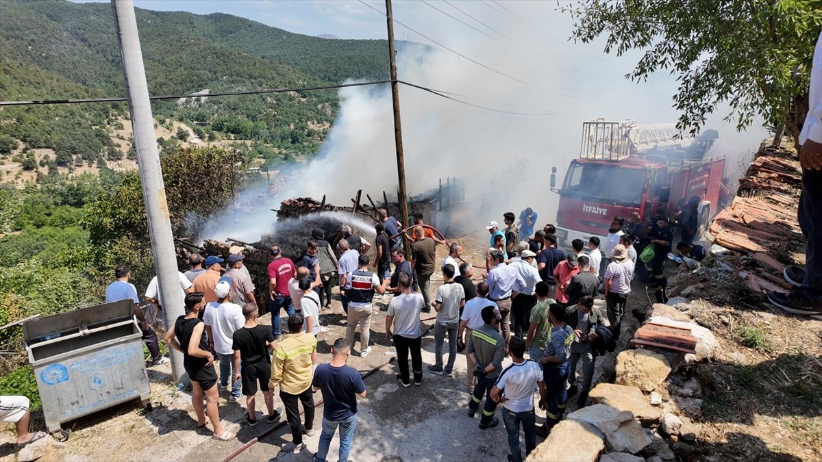 Antalya'nın Akseki ilçesinde otluk alanda başlayıp evlere sıçrayan yangına müdahale ediliyor. Bazı...