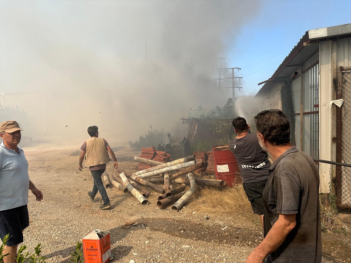Antalya'nın Aksu ilçesi Cihadiye Mahallesi'ndeki otluk alanda çıkan ve iş yerlerine sıçrayan...