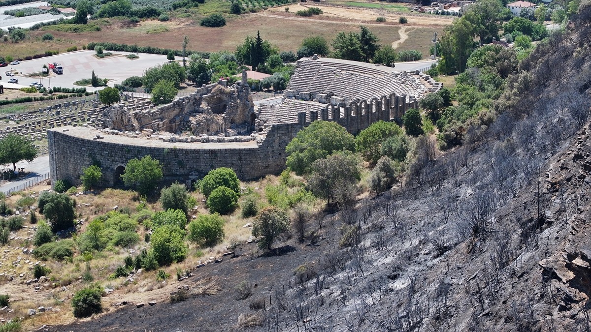 Antalya'nın Aksu ilçesinde havadan ve karadan müdahale ile kontrol altına alınan yangında zarar...