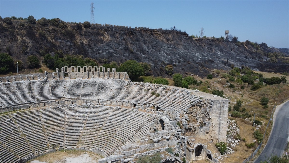 Antalya'nın Aksu ilçesinde, Kurşunlu Mahallesi'nde önceki gün çıkan ve Perge Antik Kenti...