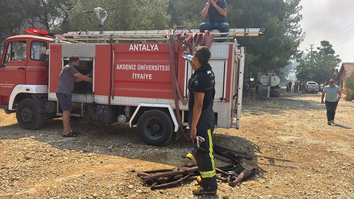 Antalya'nın Aksu ilçesinde ormanlık alanda çıkan yangına havadan ve karadan müdahale...