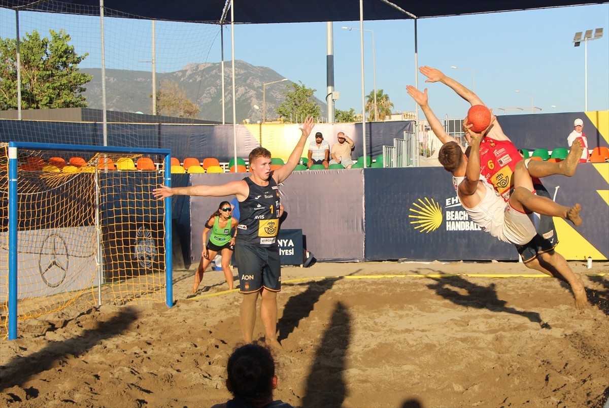 Antalya'nın Alanya ilçesinde düzenlenen 17 Yaş Altı EHF Avrupa Plaj Hentbolu Şampiyonası'nda yarı...