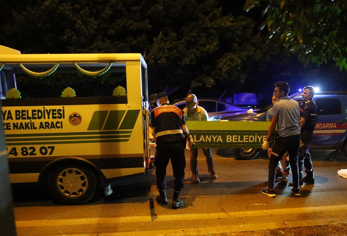  Antalya'nın Alanya ilçesinde yolun karşısına geçmeye çalışan Litvanyalı kadın turist, otomobilin...