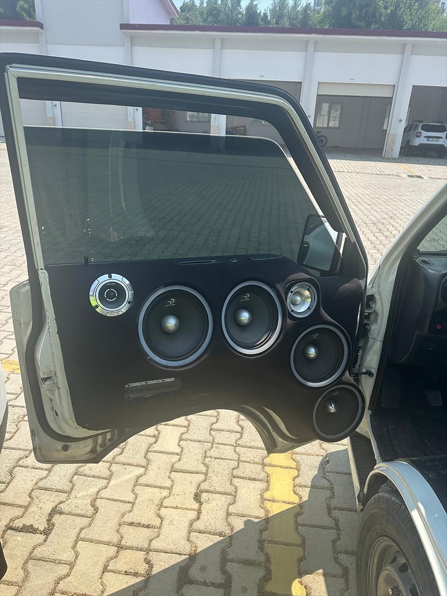 Antalya'nın Alanya ilçesinde, yüksek sesle müzik dinleyip, hareket halindeki aracın kapılarının...