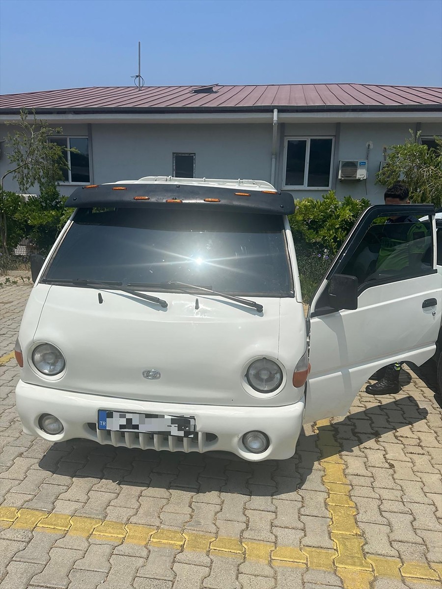 Antalya'nın Alanya ilçesinde, yüksek sesle müzik dinleyip, hareket halindeki aracın kapılarının...