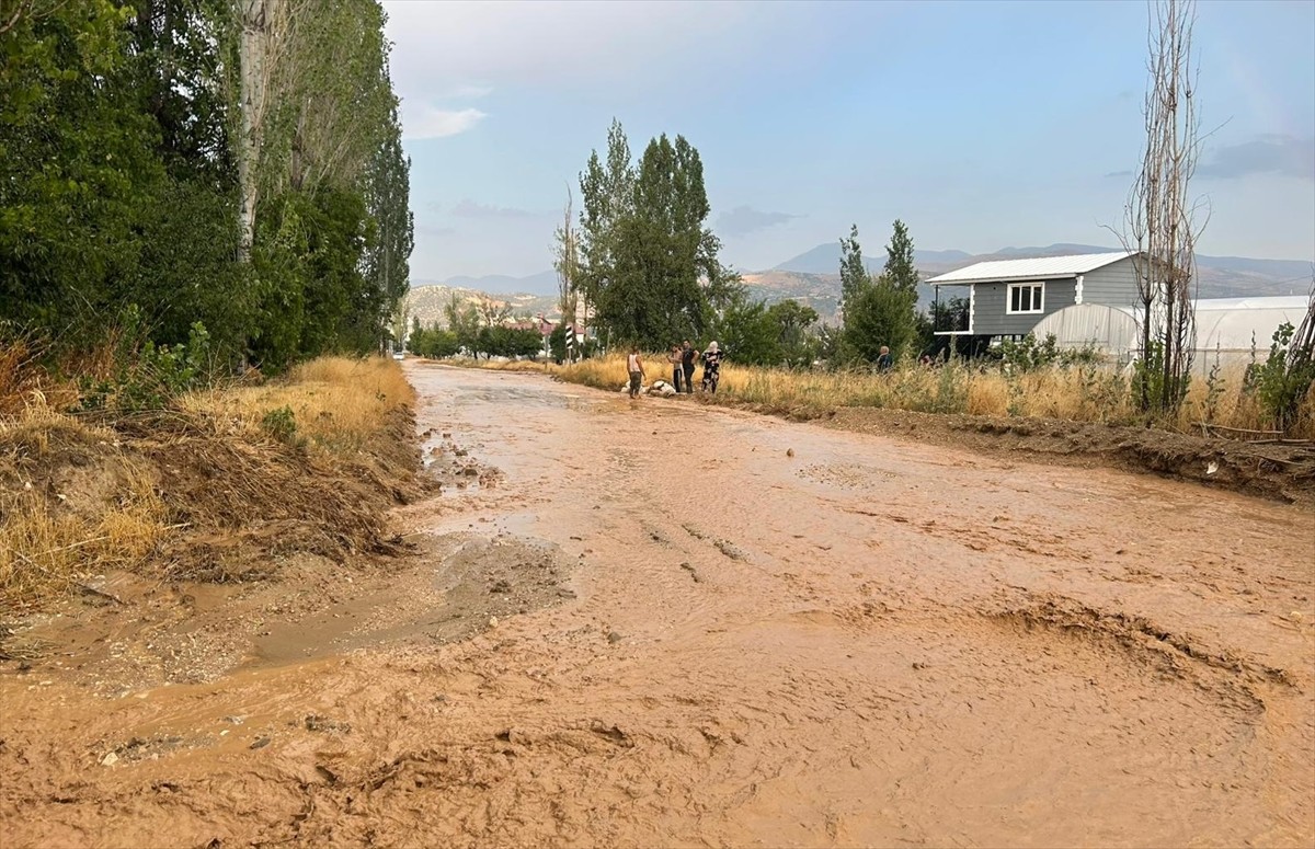 Antalya'nın Elmalı ilçesinde, sağanak, dolu ve hortum hayatı olumsuz etkiledi. Sağanak nedeniyle...