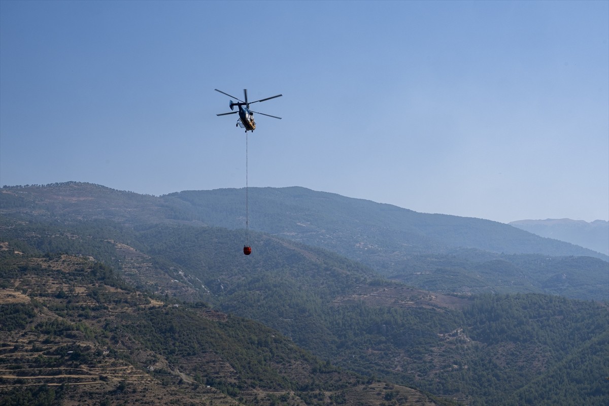 Antalya'nın Gazipaşa ilçesine bağlı Doğanca ve Gürçam mahallelerindeki orman yangınlarını söndürme...