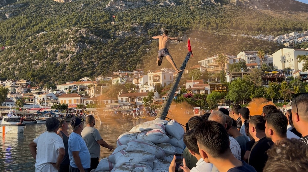 Antalya'nın Kaş ilçesinde, 1 Temmuz Denizcilik ve Kabotaj Bayramı dolayısıyla yağlı direk...