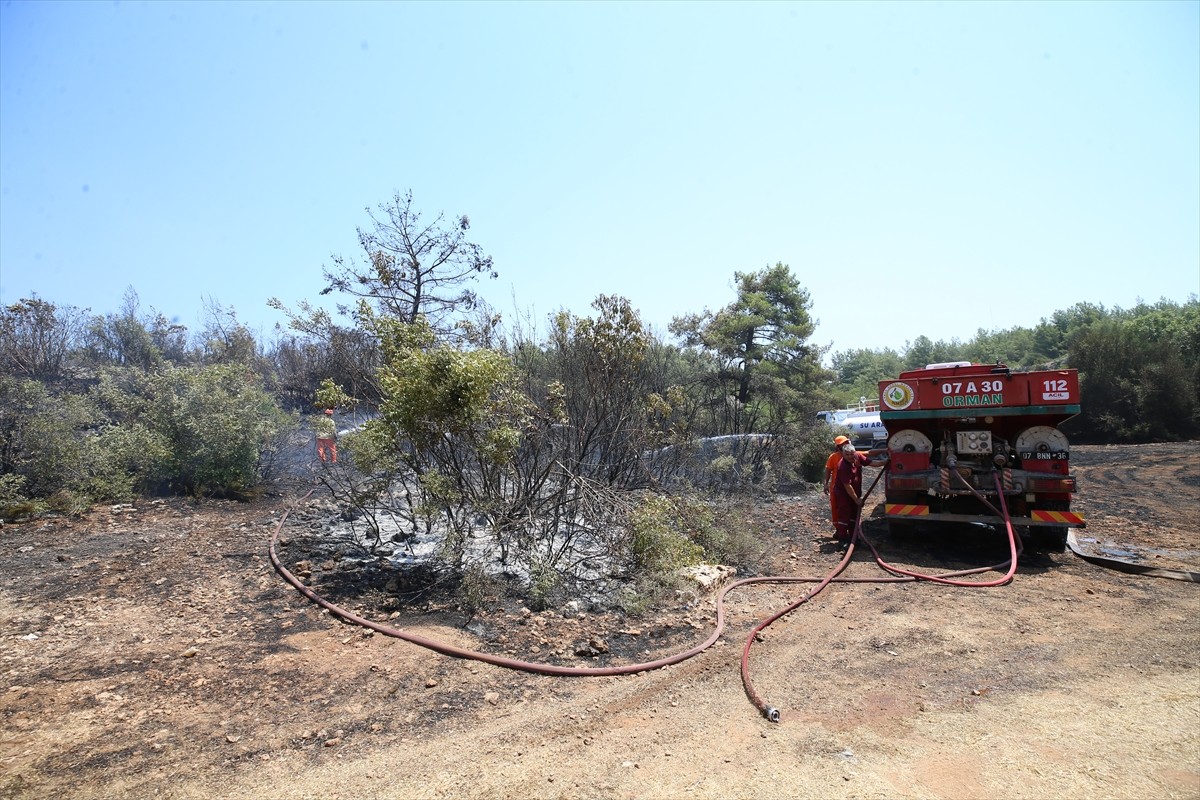 Antalya'nın Kepez ilçesinde çıkan orman yangını, ekiplerin müdahalesiyle söndürüldü. 