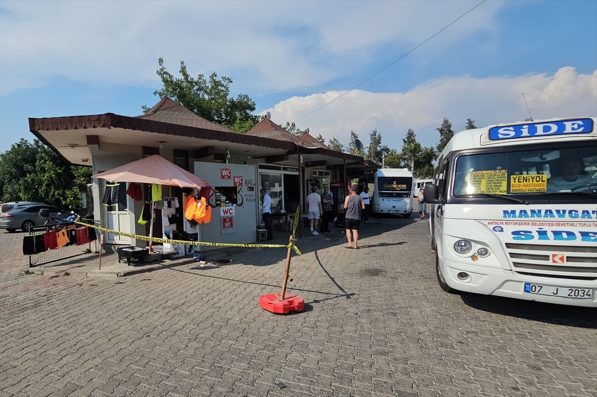 Antalya'nın Manavgat ilçesindeki dolmuş durağında meslektaşı tarafından bıçaklanan şoför, ağır...