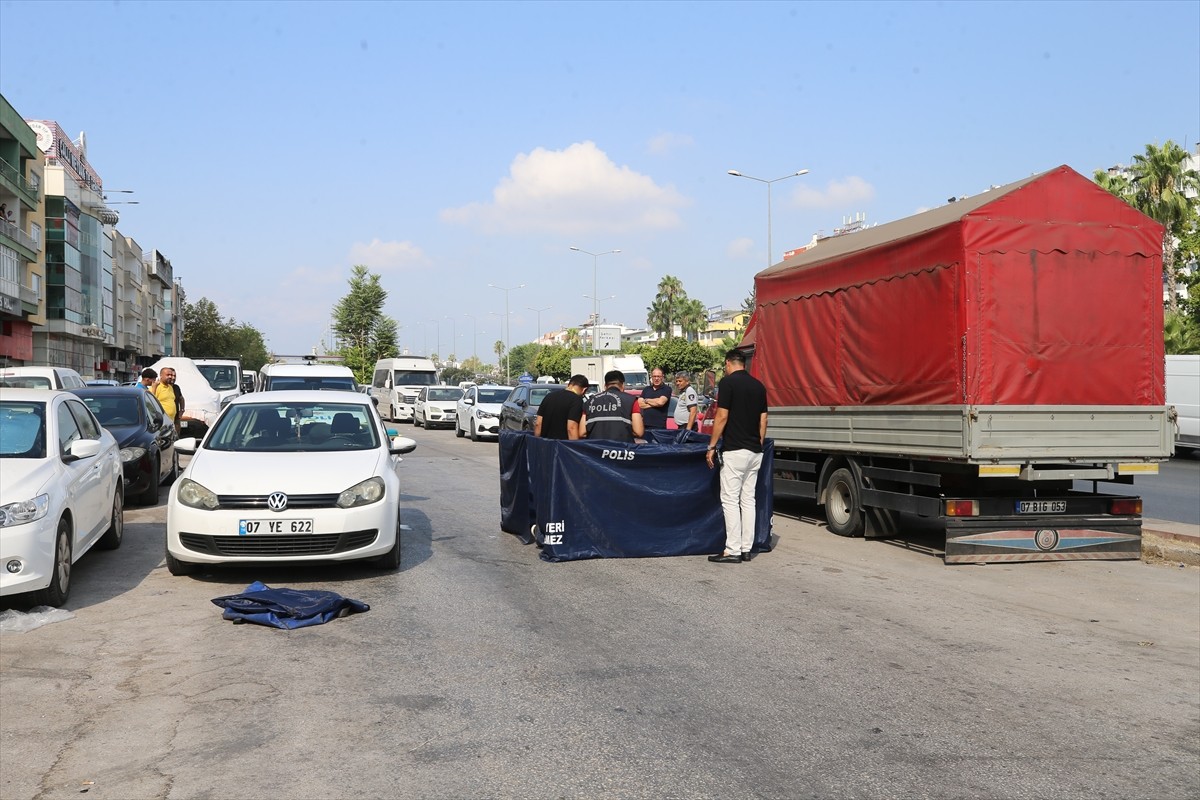 Antalya'nın Muratpaşa ilçesinde bir kişi aracında ölü bulundu. Polis ekipleri, olay yerinde...