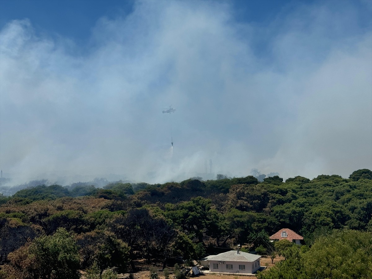 Antalya'nın Muratpaşa ilçesinde çıkan orman yangınına, ekipler havadan ve karadan müdahale...