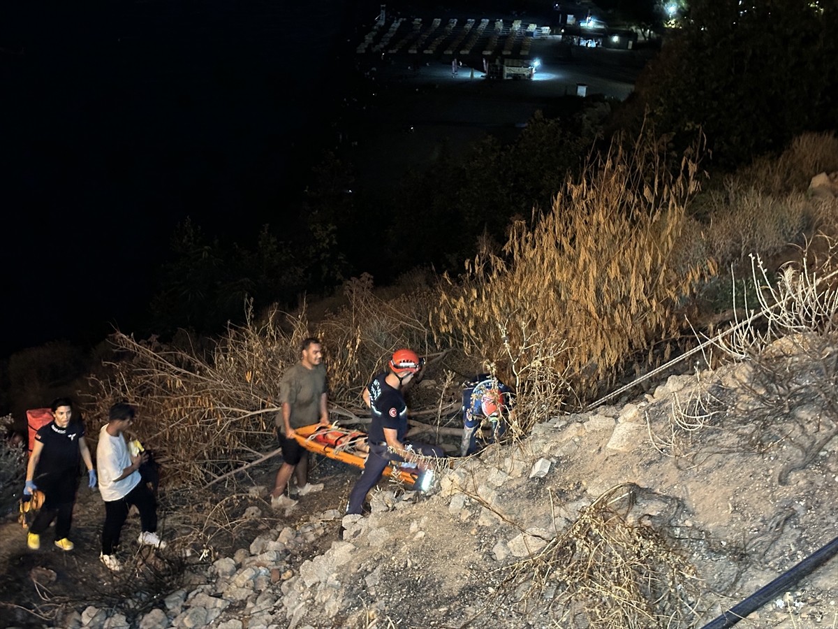 Antalya'nın Muratpaşa ilçesinde falezlerden kayalıklara düşen 15 yaşındaki çocuk yaralandı....