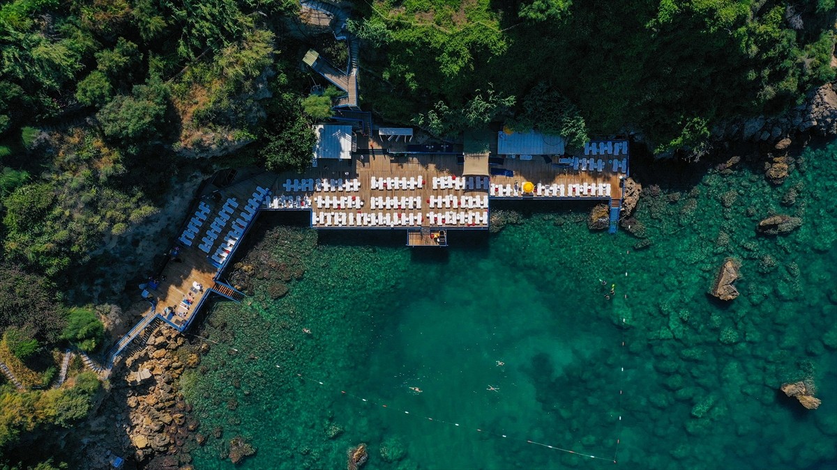 Antalya'nın Muratpaşa ilçesindeki falez plajlarında "Mavi Bayrak" dalgalanmaya başladı. Oluşumu 64...