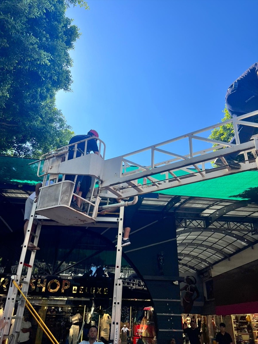 Antalya'nın Serik ilçesinde ikinci kattaki evinin balkonunda dengesini kaybeden kişi alt kattaki...