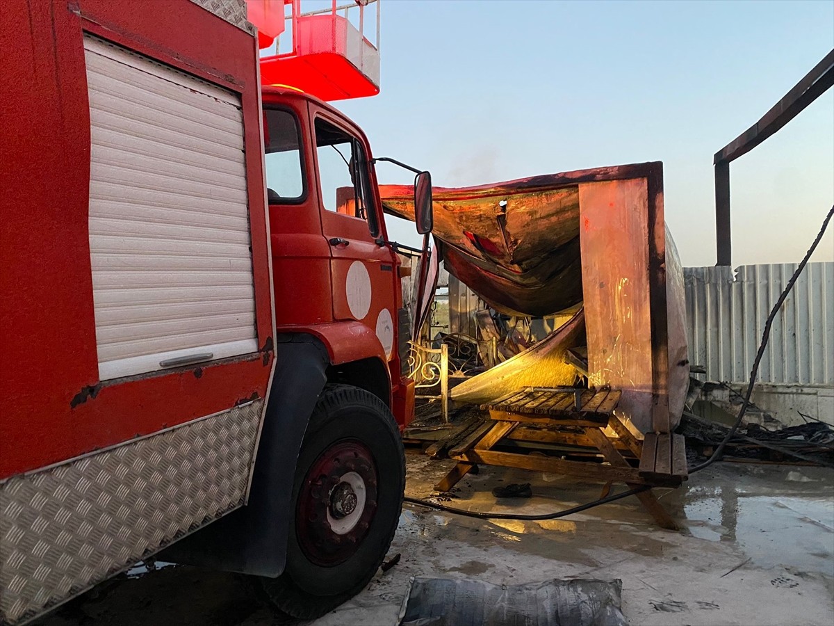 Antalya'nın Serik ilçesinde işçilerin kaldığı konteynerde çıkan yangını itfaiye...
