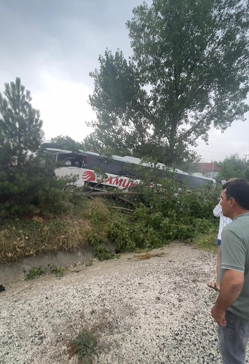 Antalya-Denizli kara yolunda şehirler arası yolcu otobüsünün yoldan çıkıp ağaçlara çarpması sonucu...