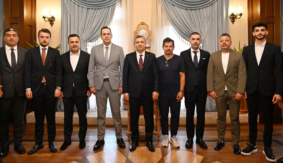 Antalya Valisi Hulusi Şahin (ortada), Antalyaspor Başkanlığına seçilen Rıza Perçin (sol 4), Teknik...