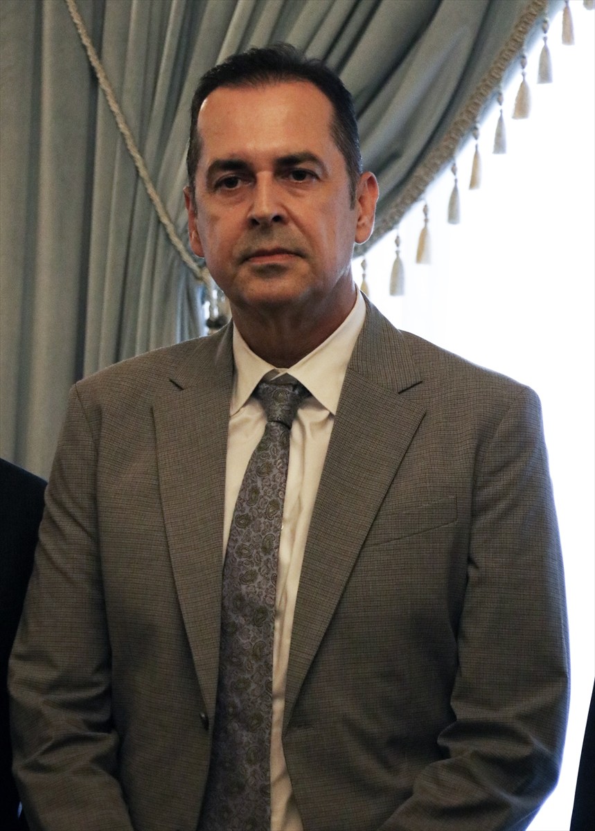 Antalya Valisi Hulusi Şahin (ortada), Antalyaspor Başkanlığına seçilen Rıza Perçin (sol 4), Teknik...