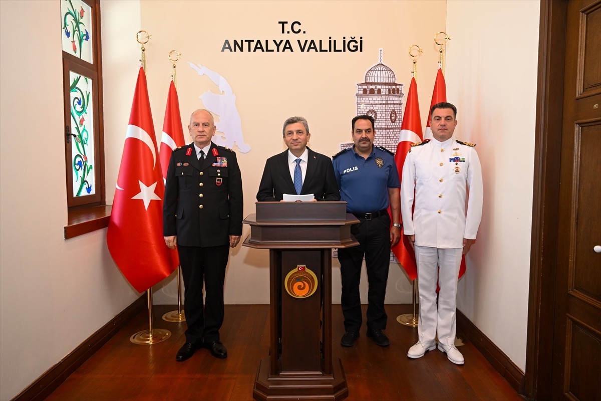 Antalya Valisi Hulusi Şahin (sol 2), valilikte düzenlenen İl Asayiş ve Güvenlik Bilgilendirme...
