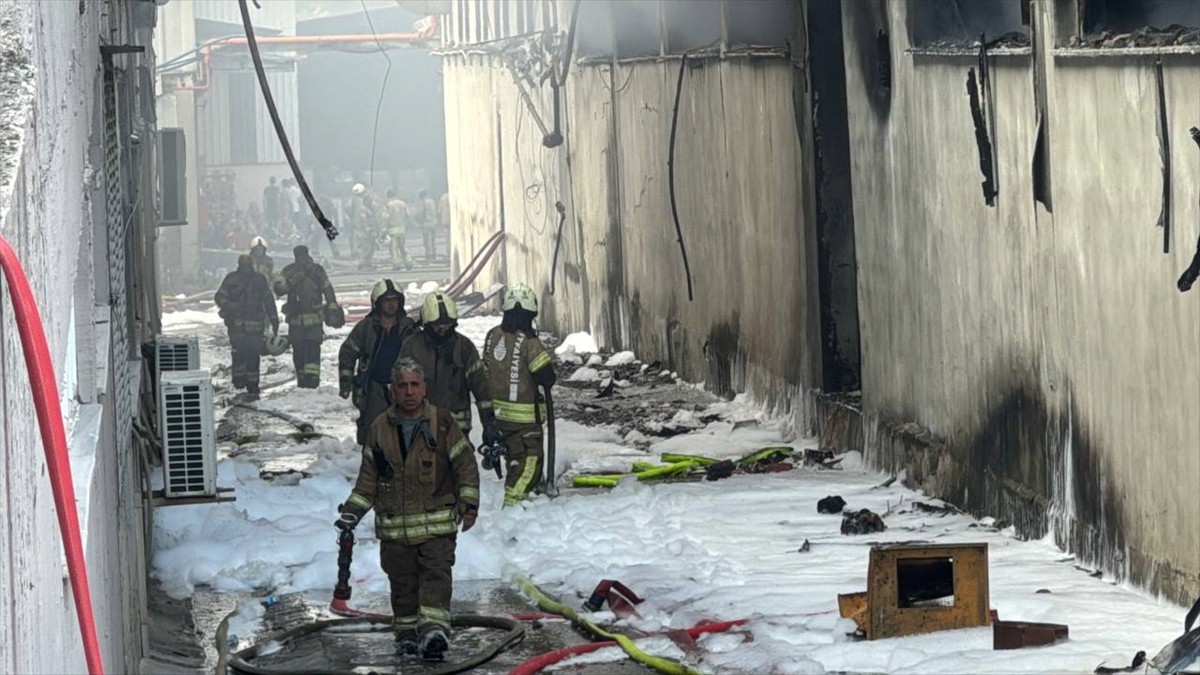 Arnavutköy'de plastik ve sünger fabrikasında çıkan yangın itfaiye ekiplerince söndürüldü.