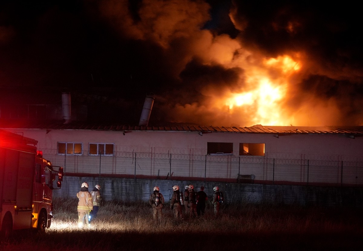 Arnavutköy'de plastik ve sünger fabrikasında çıkan yangına itfaiye ekiplerince müdahale ediliyor....